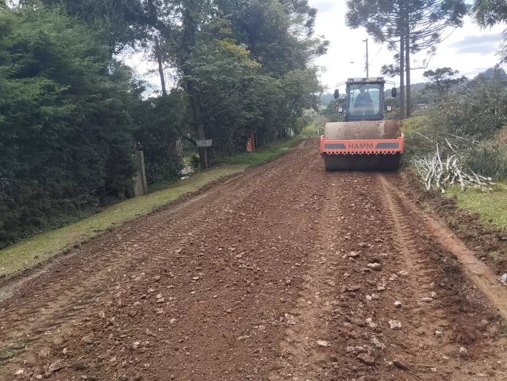 Prefeitura de Rio Negro realiza aprimoramento nas ruas do bairro Seminário